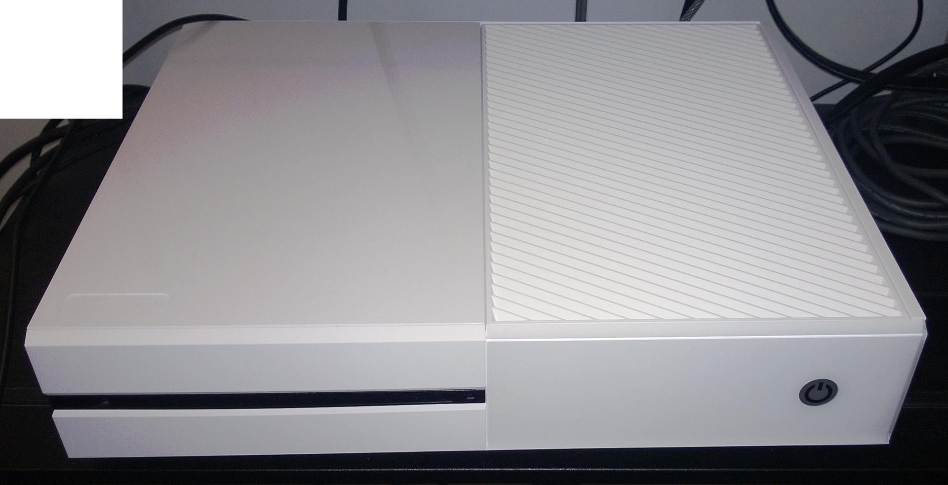 Na fotce zachycen Xbox One v bílém provedení 85113