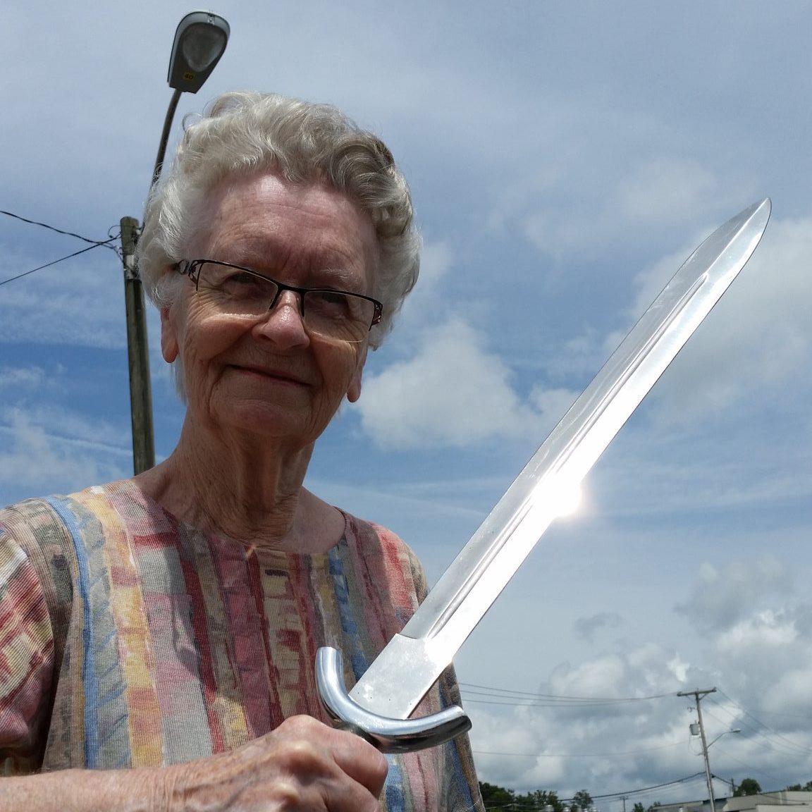 Toxicita a Streaming: Svoboda vs. pravidla Featured Image Skyrim grandma holding a sword e1569404248731